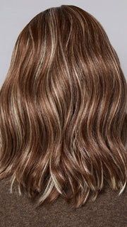 Model is wearing SMOOTH WAVEZ in color SNOWY UMBER R | Medium Ginger Brown base with White Blond highlights