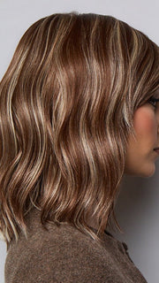Model is wearing SMOOTH WAVEZ in color SNOWY UMBER R | Medium Ginger Brown base with White Blond highlights