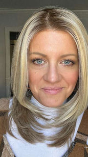 Jami @wig_diaries wearing DREW by JON RENAU in color 12FS12 MALIBU BLONDE | LIght Gold Brown, Light Natural Gold Blonde, Pale Natural Gold-Blonde Blend, Shaded with Light Gold Brown
