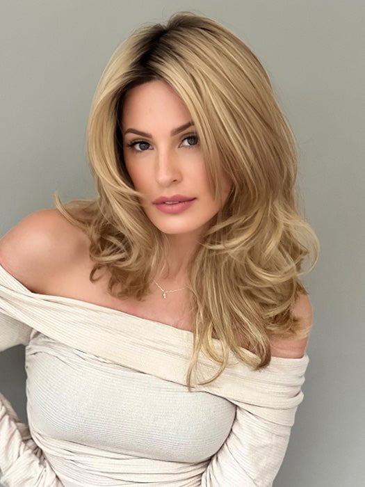 Roxie wearing BOBBI by ENVY in BUTTERSCOTCH SHADOW | A blend of Strong, Golden Blonde and Light Blonde with Dark Brown Roots