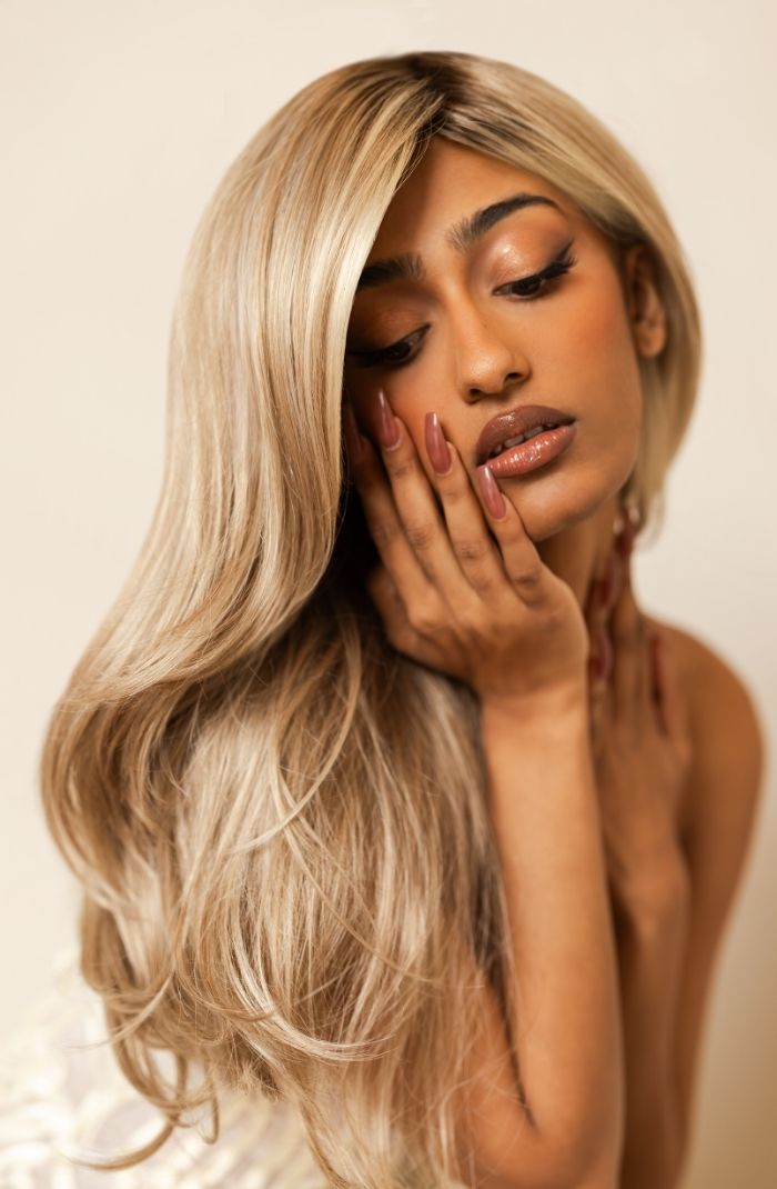 Shyla in cream dress wearing Noriko's Angelica PM in exlusive color Arabian Sand