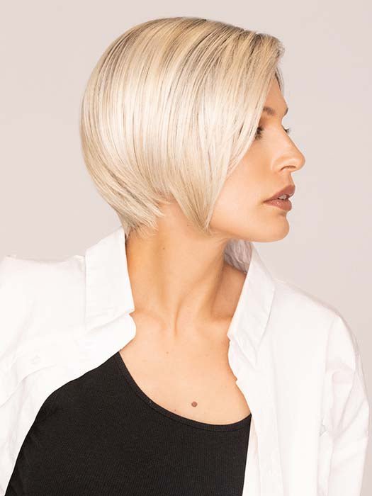 Roxie wearing KARI by ENVY in Color PLATINUM SHADOW | Light Blonde with Dark Roots