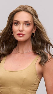 Model is wearing FIONA LITE by JON RENAU in color 8RH14 MOUSSE CAKE | Medium Brown with 33% Medium Natural Blonde Highlights
