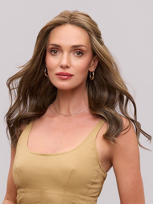 Model is wearing FIONA LITE by JON RENAU in color 8RH14 MOUSSE CAKE | Medium Brown with 33% Medium Natural Blonde Highlights