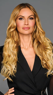 Model is wearing 19IN WAVY INVISIBLE EXTENSION by HAIRDO in color SS14/88H SHADED GOLDEN WHEAT | Dark Blonde Evenly Blended with Pale Blonde Highlights and Dark Roots