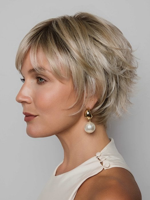 Model is wearing MIO by NORIKO in color SANDY CREAM BLOND R | A blend of beige brown, honey, and creamy blond with subtle roots.
