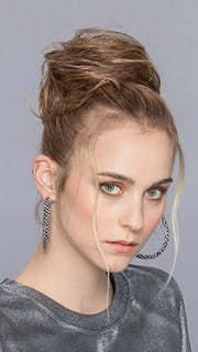 Model is wearing CASSIS by ELLEN WILLE in color BERNSTEIN MIX | Light Brown base with subtle Light Honey Blonde and Light Butterscotch Blonde highlights