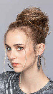 Model is wearing CASSIS by ELLEN WILLE in color BERNSTEIN MIX | Light Brown base with subtle Light Honey Blonde and Light Butterscotch Blonde highlights