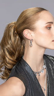 Model is wearing FIZZANTE by ELLEN WILLE in color BERNSTEIN MIX | Light Brown base with subtle Light Honey Blonde and Light Butterscotch Blonde highlights