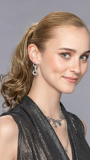 Model is wearing FIZZANTE by ELLEN WILLE in color BERNSTEIN MIX | Light Brown base with subtle Light Honey Blonde and Light Butterscotch Blonde highlights
