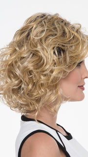 Add an easy-breezy feel to Bianca's mid-length bob