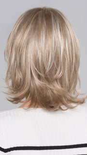 The sides and back are made of wefting to promote a cool, comfortable wear all day