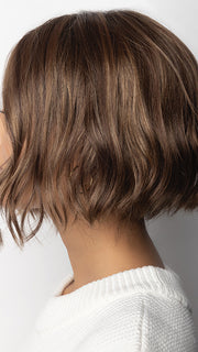 A short wig with loose waves