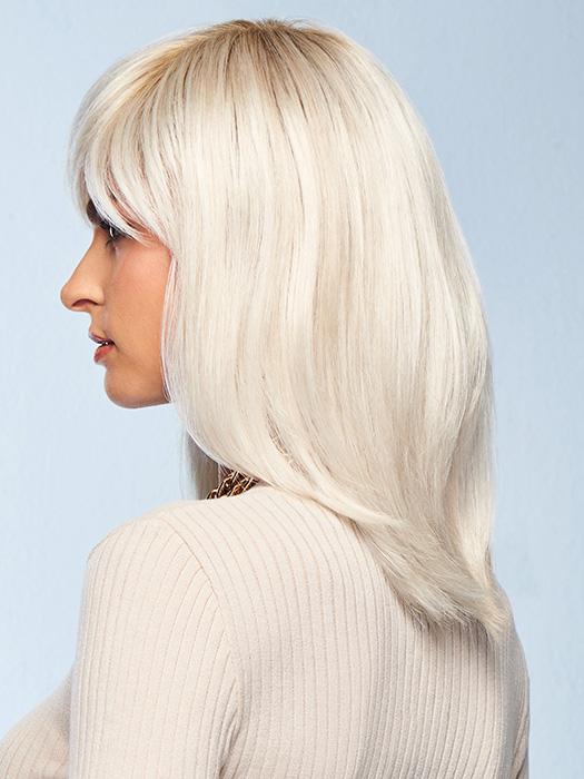 This gives a soft edge to this blunt cut, one-length style