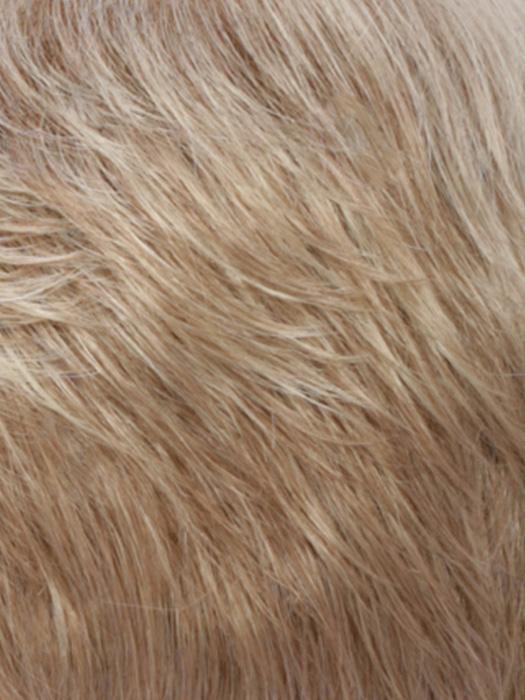 RMH12/26RT4 | Light Brown with chunky Golden Blonde highlights and Dark Brown roots