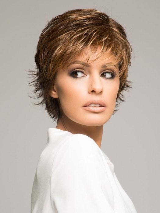This “shake and go” short wig can be styled soft and layered out of the box, or messy and modern