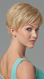 Short, classic cut with smooth layers on the top and sides | Color: Light-Blonde