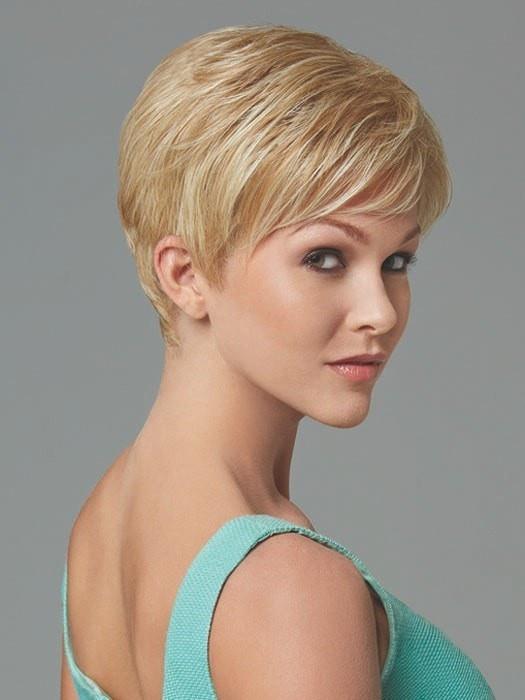 Short, classic cut with smooth layers on the top and sides | Color: Light-Blonde
