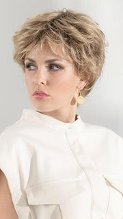 The longer and fuller layers on the top are balanced with the short nape length