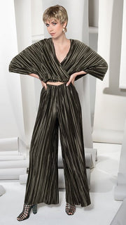 A straight, tapered pixie style
