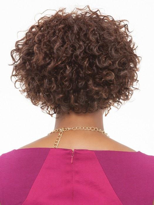 Shorter nape layers are blended with the crown | Color: FS4/30