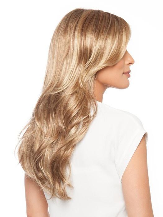 Cascading layers are softly curled to add loose waves | Color: 14/26S10