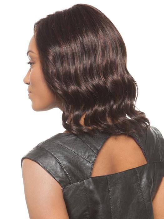 You’ll love the loose and effortless beach waves and casual chic look of this wig