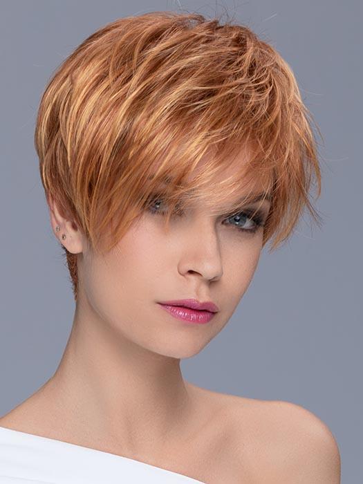This classic short style has  slightly longer and  feathered layers on top