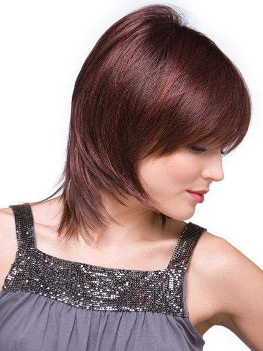 Add styling products to enhance the wispy ends | Color: Chestnut