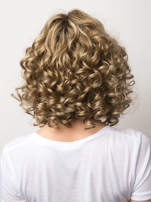 Comb the curls softly to create a fuller look! | Color: Spring Honey R