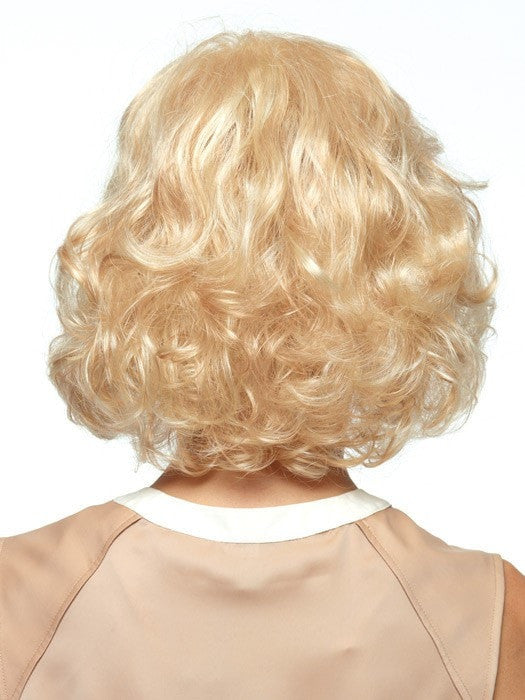 Above the shoulder length with body and curls | Color: Vanilla Swirl