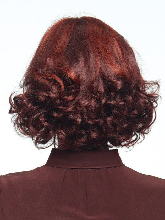 Smooth crown with tighter curls on the ends | Color: Cherry Cola
