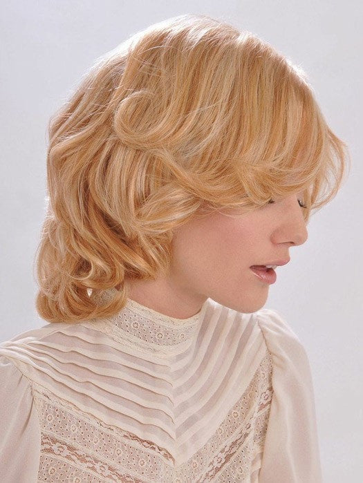 Layered cut with a shorter fringe | Color: 27/613
